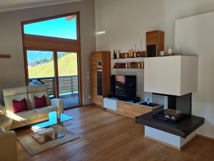 Detached house designed for two generations with mountain views in a sunny location – PRIVATE SALE – Wohnbereich OG