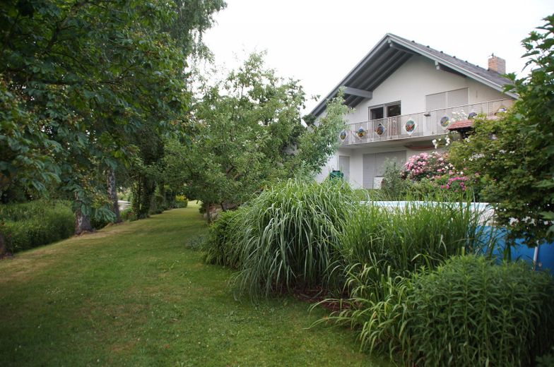 Exklusives Einfamilienhaus in traumhafter Flusslage - Wohnen, wo andere ihre Freizeit verbringen – Bild vom Fluß