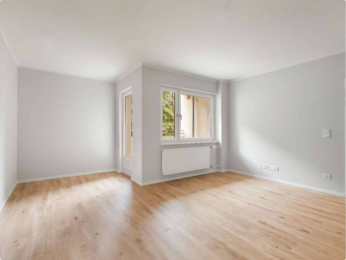 53 m²’de eksiksiz konfor paketi: Ankastre mutfaklı, balkonlu ve otoparklı 2 odalı daire – Ansicht II: Wohnzimmer