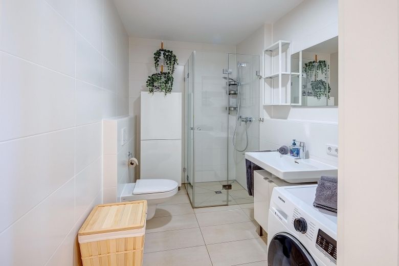 Hochwertige, möblierte Gartenwohnung – Bad