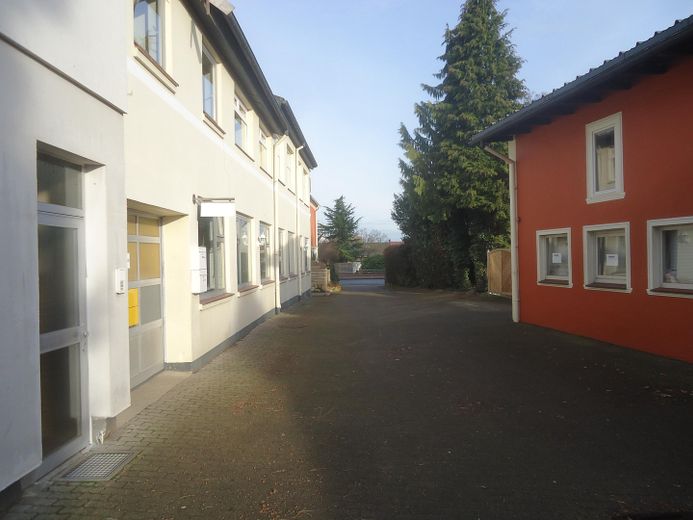 Lagerhalle 186 m², erbenerdig mit Rolltor und eigenem WC in 22869 Schenefeld – Hof