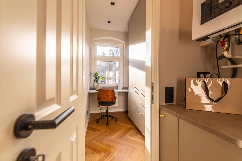 Flur Blick HWR & Office