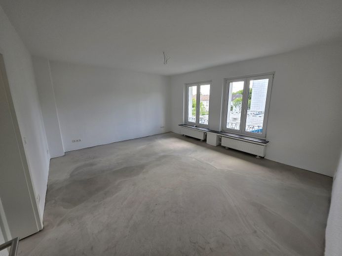 Prima occupazione dopo la ristrutturazione, 2,5 locali, posizione centrale, balcone, bagno: vasca + doccia + finestra – Großer Wohnraum, neue Fenster