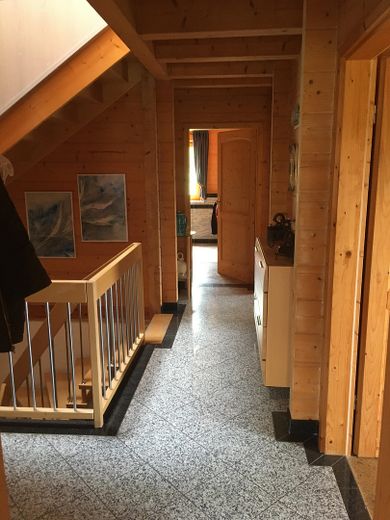 Am Waldrand gelegenes Einfamilienhaus mit ELW und parkähnlichem Garten – Obergeschoß Gang