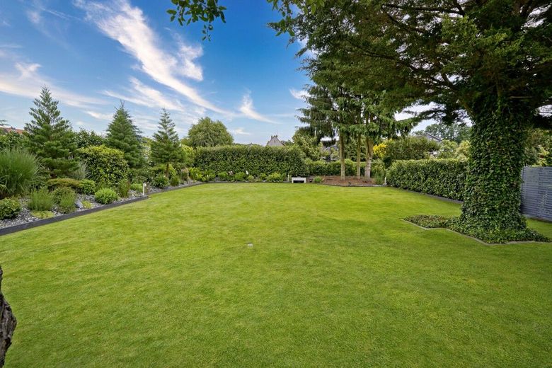 Gehobenes und kernsaniertes Einfamilienhaus mit Möglichkeit der Hinterbebauung in Schloss Ricklingen – Garten