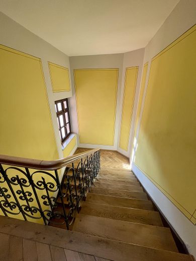 Bezugsfreie Dachgeschosswohnung im Altbau in attraktiver Lage – Treppenhaus