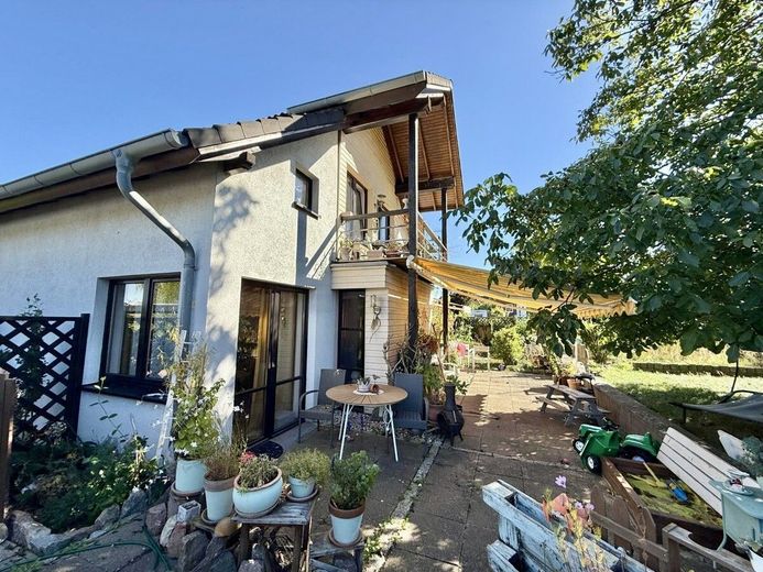 HORN IMMOBILIEN++ Neubrandenburg, tolles Architektenhaus mit 5 Zimmern, EBK, Keller und Carport – Hausansicht mit Terrasse