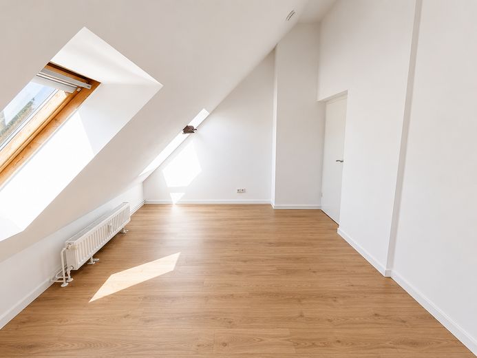 Lichtdurchflutete 2-Zimmer-Dachgeschosswohnung mit neuer Einbauküche in Berlin-Grünau – Wohnzimmer