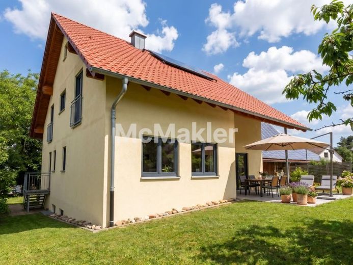 Seltenes Juwel in Sackgassenlage: Moderne Familien-Residenz auf traumhaften 1.400 m² Naturgrundstück – Foto 1