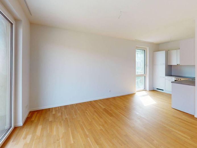 Geräumige 2-Zimmer-Wohnung mit EBK und 2 BALKONEN im Neubauquartier 'Ferdinand's Garden' – Ansicht III: Wohnzimmer