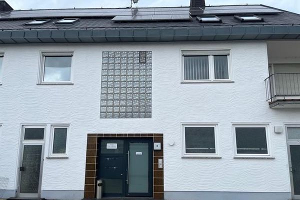 Appartement mansardé de 4 pièces avec cuisine, salle de bains et couloir sur le Mallendarer Berg