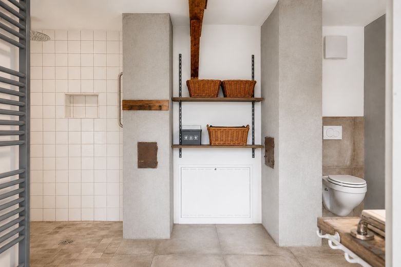 Großzügige Dachgeschosswohnung mit zwei Dachterrassen im Herzen der Altstadt von Laufen – Badezimmer