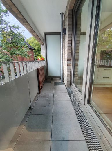 Modern & sofort bezugsfrei: 3-Zi.-Wohnung mit 2 Bädern & Loggia – provisionsfrei – Loggia