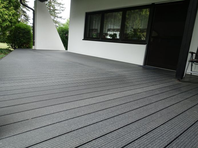 Großzügiger Bungalow auf weitläufigem Grundstück – und optionaler Pferdehaltung – Terrasse