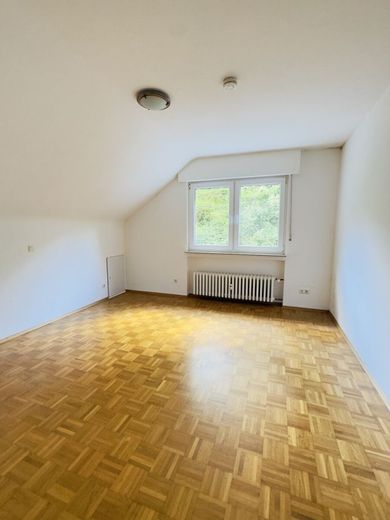 Mehrfamilienhaus in Bergisch Gladbach mit großem Grundstück &amp; Entwicklungspotenzial – Blick ins Schlafzimmer