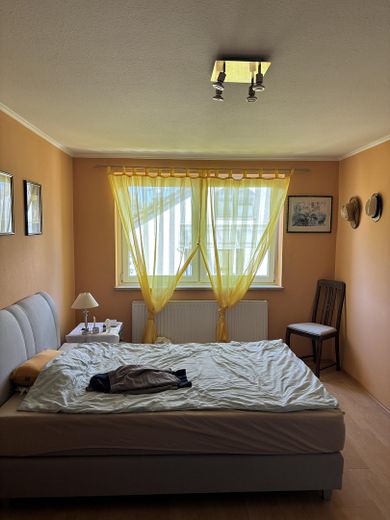 Gepflegtes Reihenmittelhaus mit Dachstudio, Südgarten und flexibler Raumaufteilung – Eltern