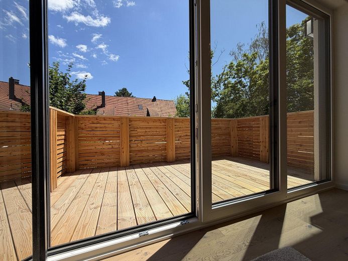 Klimatisierter hochwertiger Neubau mit Balkon und hohen Decken – Erstbezug – 04 Ausblick Balkon