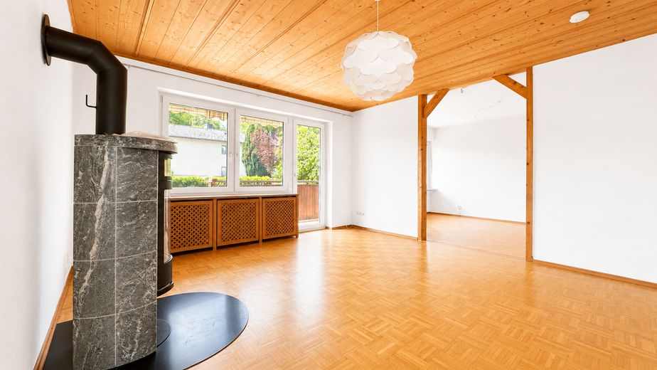 PROVISIONSFREI: Attraktive 3-Zimmer-Wohnung mit Balkon in ruhiger Lage München-Aubing – Wohnzimmer mit Kamin