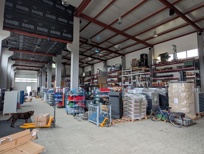 Capannone di stoccaggio di 654 m² + locale ufficio e magazzino di 97 m² + area esterna fino a 15.000 m² – Lagerhalle Innenansicht