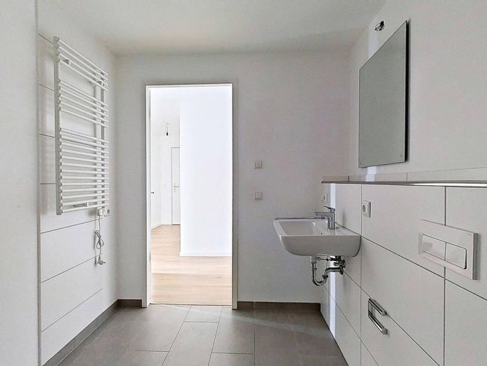1. AFFITTO GRATUITO: Luminoso appartamento di nuova costruzione con 3 locali, balcone e cucina componibile – Ansicht II: Bad