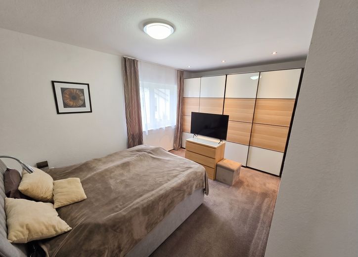 Moderne 4-Zimmer-OG-Wohnung mit PV, Wärmepumpe & Smart Home – Schlafzimmer