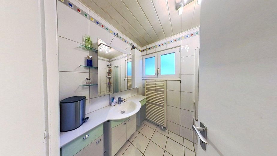 Freistehendes Familienhaus mit Traumgarten, Terrasse, Garage und viel Platz in Reinheim – Bad