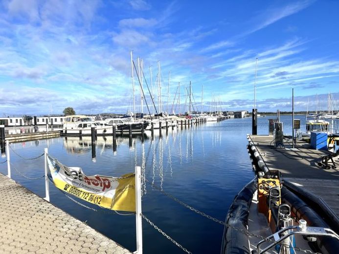 Seltene Gelegenheit in Toplage – Zweifamilienhaus mit zusätzlichem Baugrundstück unweit der Marina – Foto 1