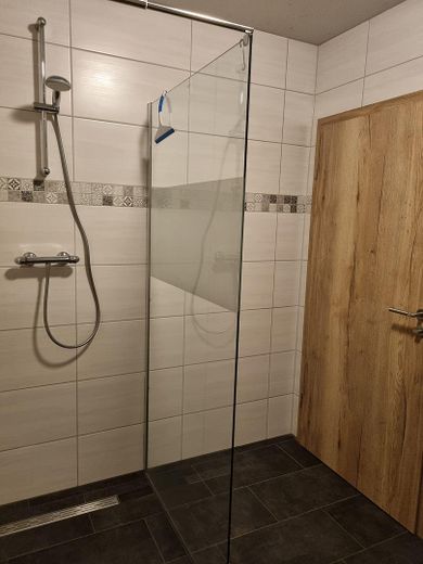 Landhaus mit zusätzliches Einfamilienhaus und großer Garage in Alleinlage im Wald – Gästebadezimmer