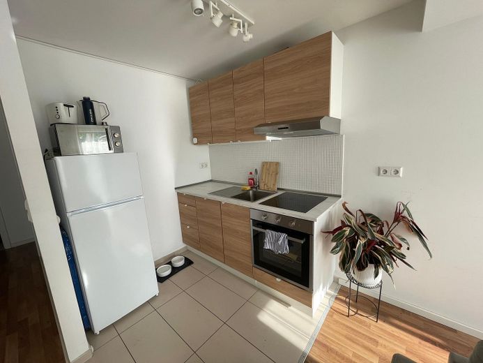 Zentrale Terrassenwohnung mit offenem Schnitt – Einbauküche