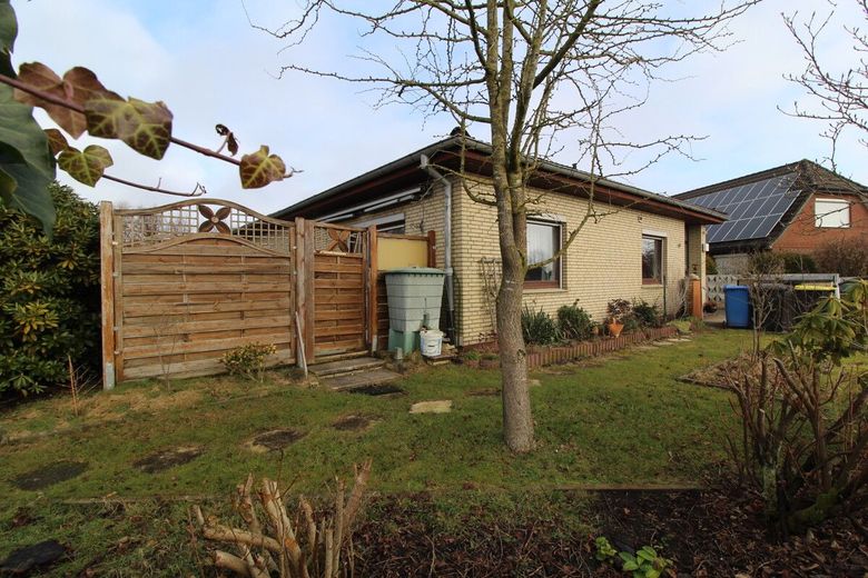 Charmanter, individueller Walmdach Bungalow mit Vollkeller, ruhigem, idyllischem Grundstück &amp; Garage – 3 - Ansicht von der Grundstücksgrenze