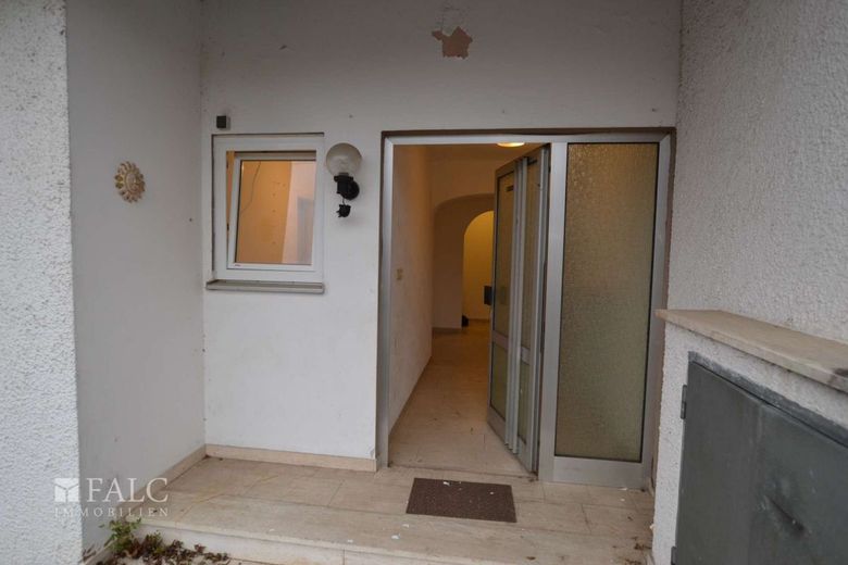 Familien- und Mehrgenerationenhaus mit großem Garten und viel Potenzial – Eingang