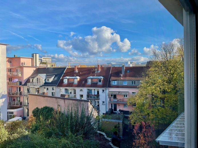 Renovierte 2,5-Raum-Penthouse-Wohnung mit Balkon in Kaiserslautern – Blick Innenhof