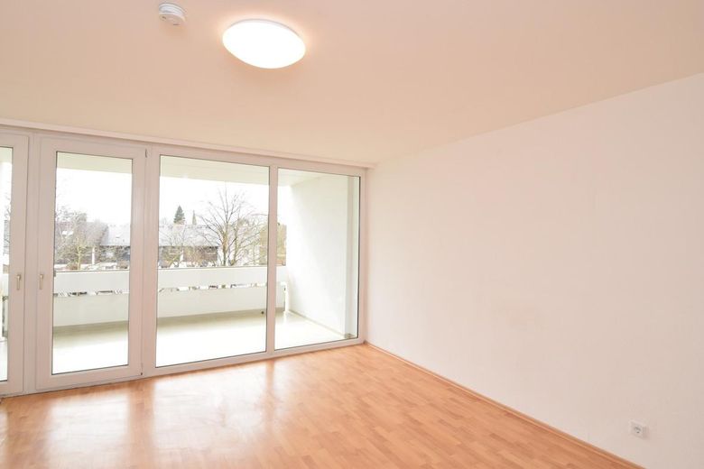 Helle 3-Zimmer Wohnung 70 m2 München Unterhaching mit Balkon Erstbezug nach Vollrenovierung – Wohnzimmer zum Balkon