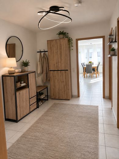 Céntrico y tranquilo: piso de 4 habitaciones con balcón en el corazón de Maichingen – Flur