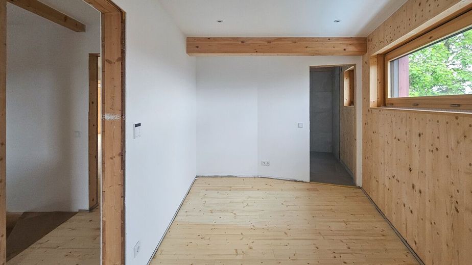 Stadtvilla mit kleinem Garten - Neubau Massivholzhaus am Waldrand mit 180m² Wohnfläche – Kinderzimmer mit en Suite Bad
