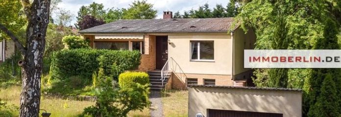 IMMOBERLIN.DE - Charming bungalow with potential in a premium location near Tegeler Fließ