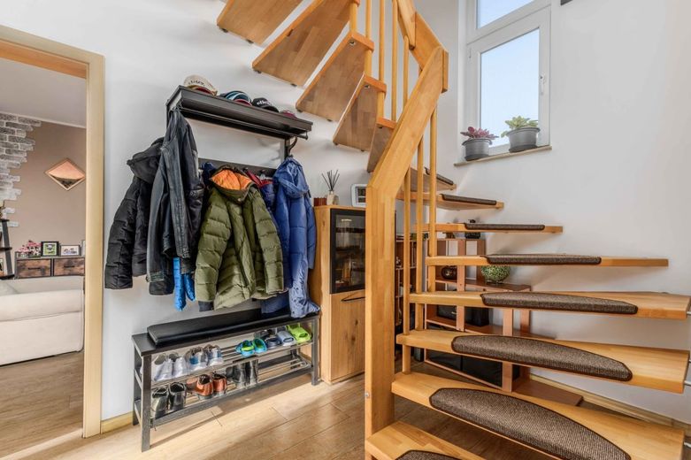 Stadtvilla in Berlin-Rudow - Zeitlos, durchdacht und sofort bezugsfertig – Massivholztreppe zum Obergeschoss