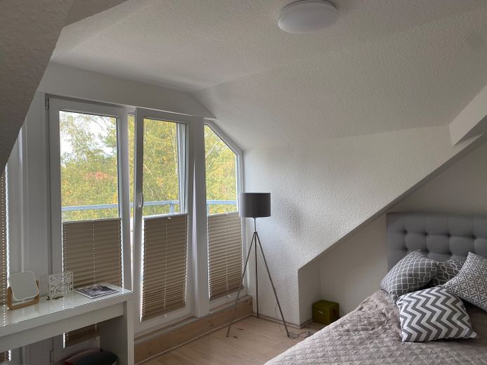 Helle Maisonette in Berlin-Frohnau, 3,5 ZKB, umlaufende Dachterasse, Teilgewerbe möglich! – Eines der Schlafzimmer (oben)