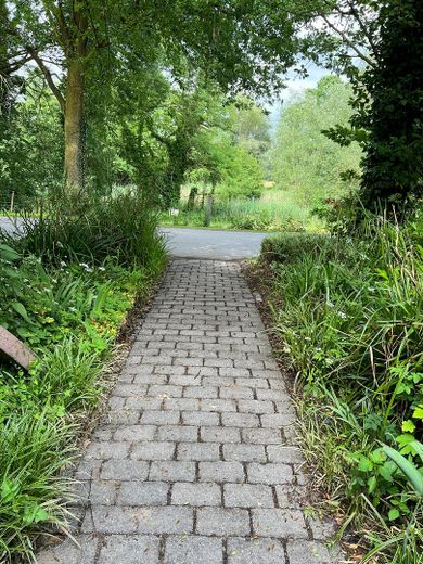 Historisches Juwel im Grünen     ---           Frisch renoviertes Fachwerk-Idyll in Hamm-Sandbochum – Weg zur Haustür 