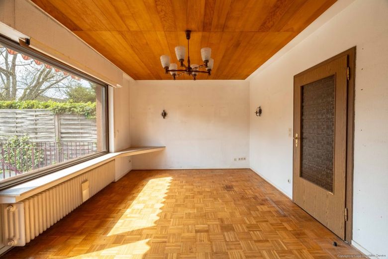 Freistehendes Familienhaus am Landschaftsschutzgebiet - Ruhe, Natur &amp; Potenzial – Wohnzimmer