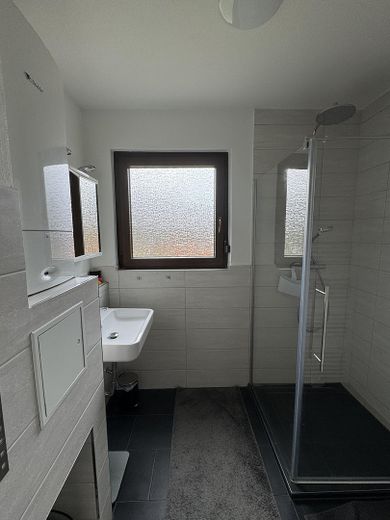 Vivienda bifamiliar en Stuttgart-Sillenbuch – EG Bad mit Dusche (WC separat)