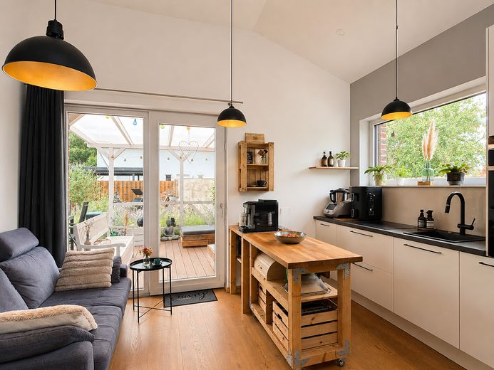 Bungalow de 4 habitaciones: el estilo de vida mediterráneo se combina con un confort residencial atemporal – Küche inkl. Terrassenzugang