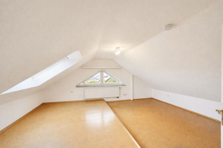 4-Zimmer-Maisonette in Bestlage am Kelterberg – Raum im DG rechts