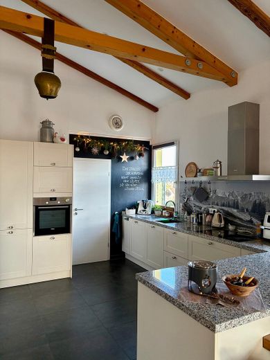 Modernes Landhaus mit 95m² Gewerbeeinheit - vielseitig nutzbar – Landhausküche