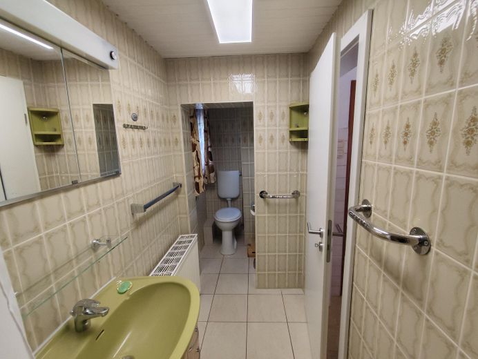 Dom lub połowa bliźniaka z pięknym i dużym ogrodem w bardzo spokojnej lokalizacji – WC & Dusche im EG