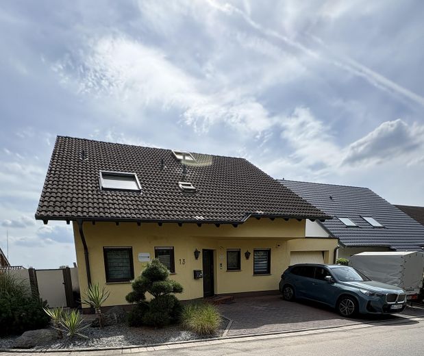 Exclusiva casa unifamiliar con invernadero, fotovoltaica, aire acondicionado, vistas lejanas, ubicación privilegiada de Neuwied-Heimbach-Weis – Vorderansicht
