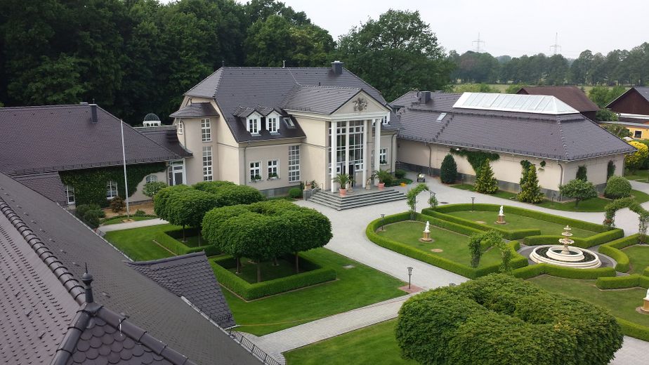 Represäntive Premium-Villa in gefragter Lage von Kolkwitz - VERKAUF IM DIGITALEN BIETERVERFAHREN – Vorderansicht mit Nebengelass
