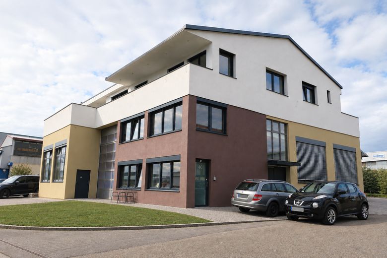 Abitare nel lusso in un attico di 200 m² con capannone, officina, produzione e attività commerciale – Wohngeschäftshaus