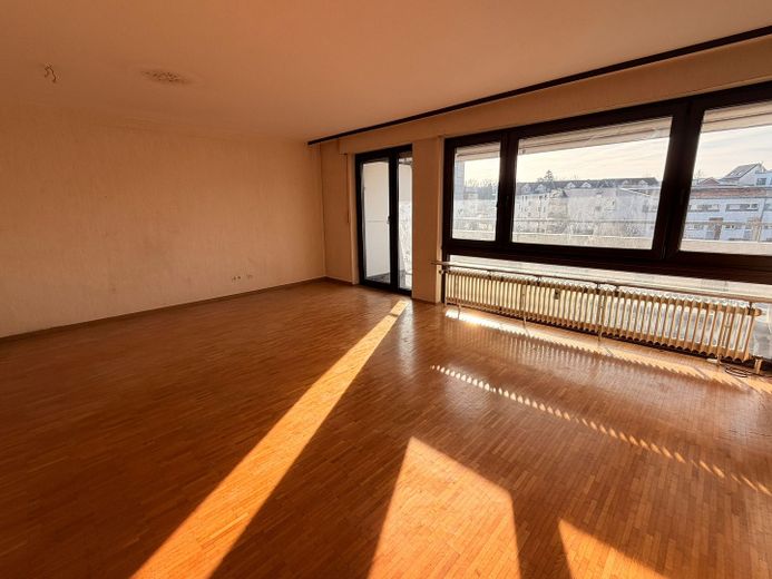 Sofort verfügbar: Gepflegte 3-Zimmer-Wohnung mit Tiefgarage & großem Südwestbalkon in gefragter Lage – Wohnzimmer
