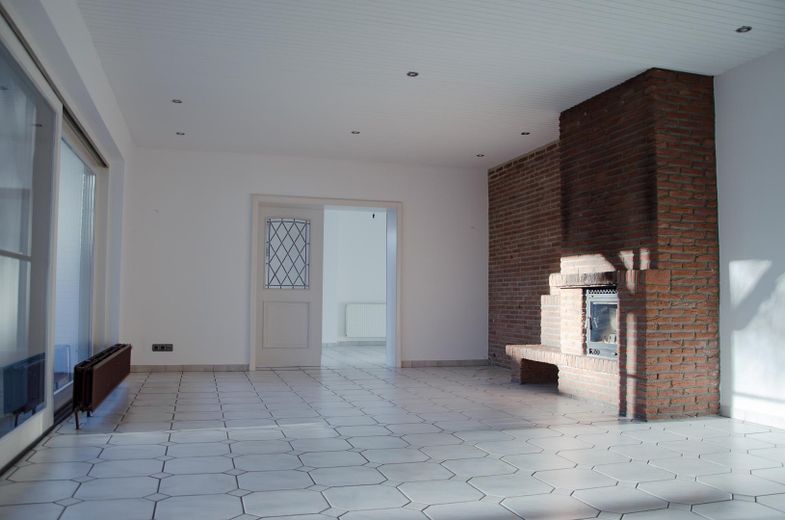 Großzügiger Bungalow mit Einliegerwohnung – Wohnbereich mit Kamin